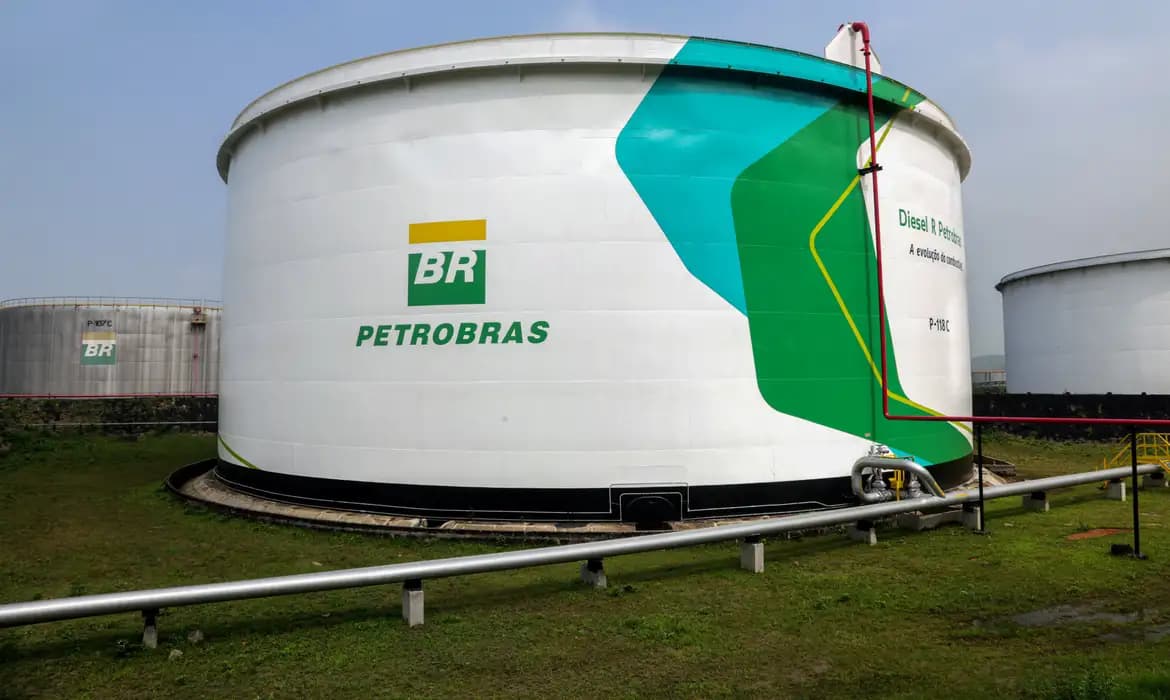 Petrobras reduz preço do diesel em R$ 0,12 para distribuidoras