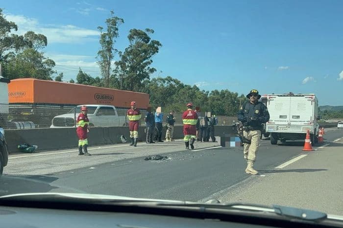 Motociclista morre em acidente envolvendo carro e carreta