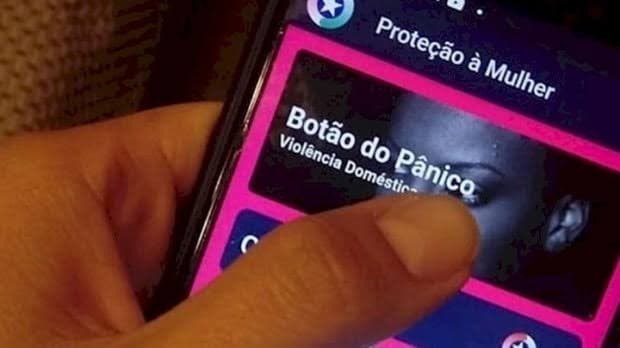 Mulher aciona botão do pânico da PM após o ex descumprir medida protetiva