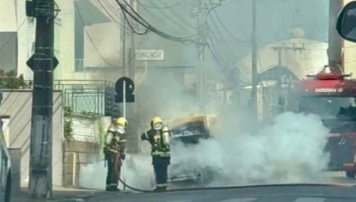 Incêndio em carro de pet shop mobiliza bombeiros no Centro de Tubarão