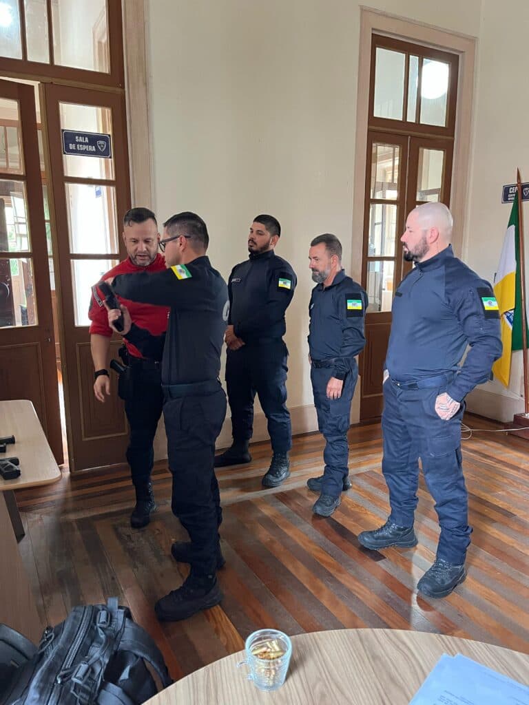 Guarda Municipal de Laguna passa por treinamento sobre uso de armas de fogo