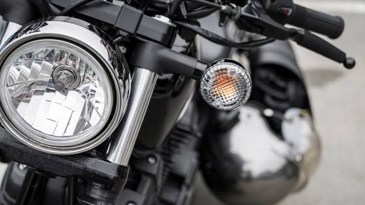 Motociclista sem habilitação é flagrado na contramão e com faróis da moto apagados