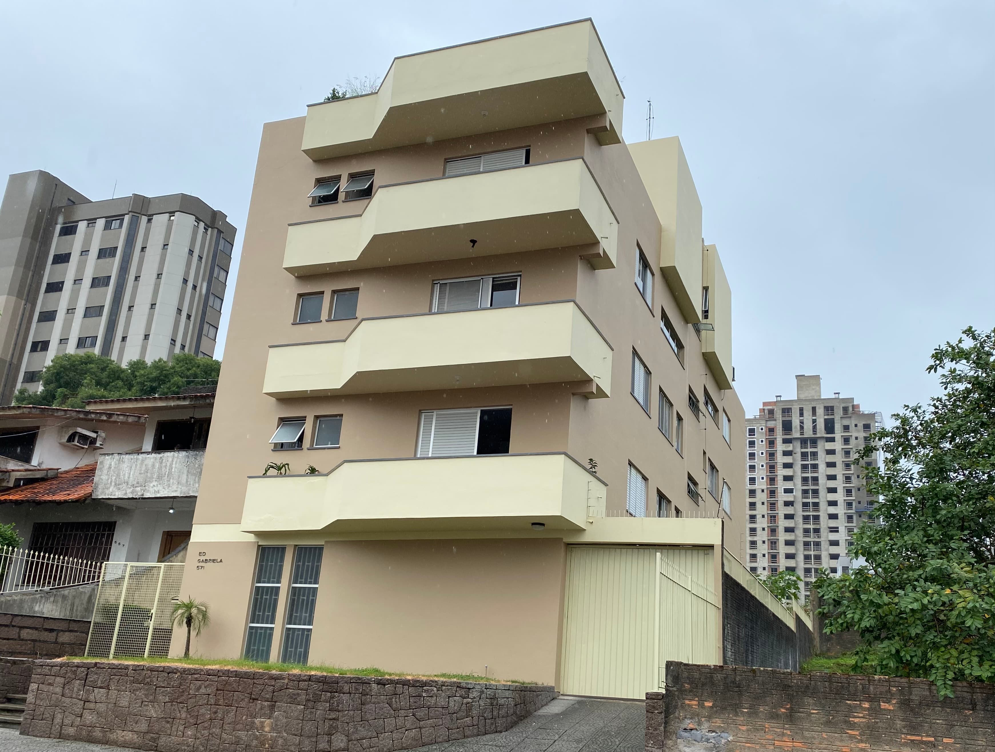 Ladrão escala portão de prédio e furta apartamento com a moradora dormindo