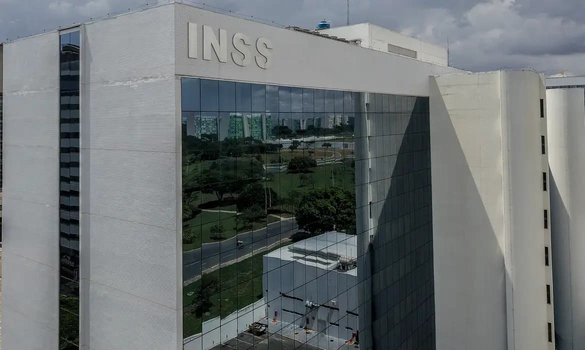 Descontos indevidos do INSS serão ressarcidos até 31 de dezembro, afirma presidente do órgão