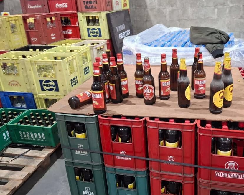 Bebidas adulteradas e materiais usados na falsificação são apreendidos