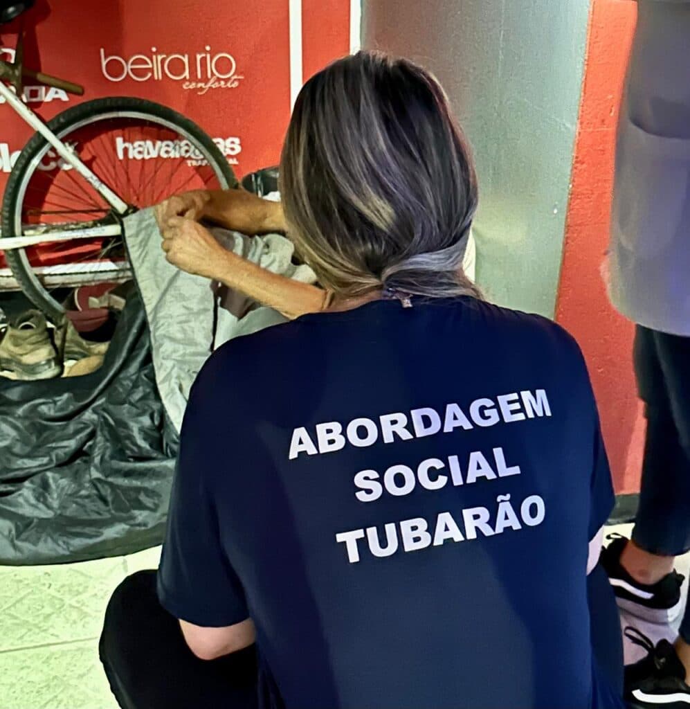 Homem é resgatado de local insalubre, às margens do rio Tubarão, durante força-tarefa