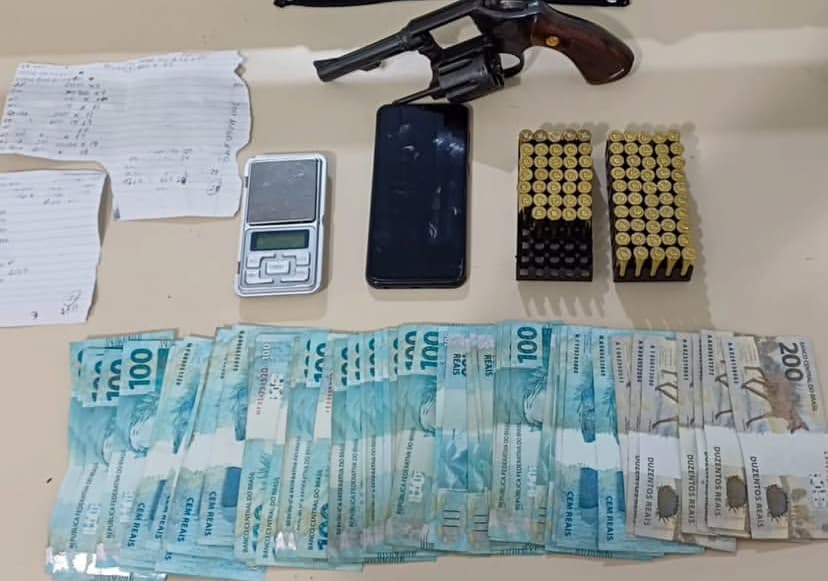 Suposto líder de facção criminosa é preso com arma e dinheiro