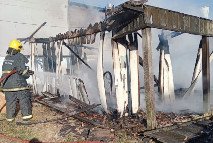 Irmãos são vítimas de incêndio em residência e um deles não sobrevive
