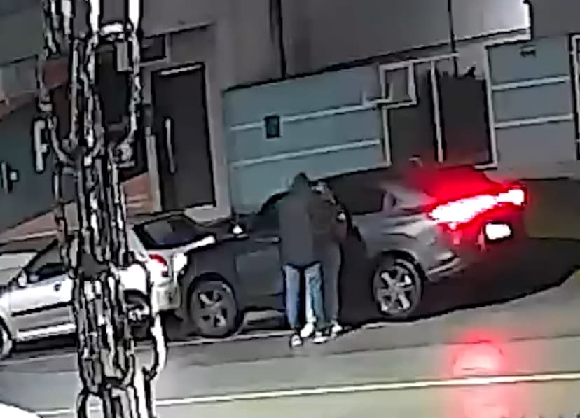 Mulher é surpreendida por assaltante armado e tem o carro roubado