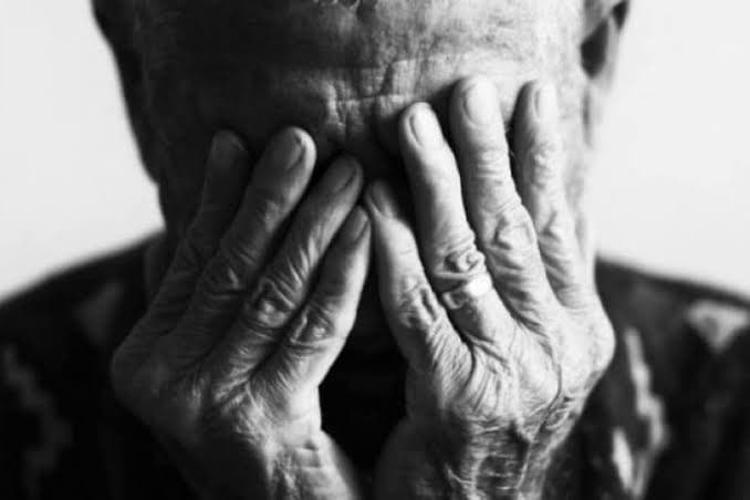 Idoso é agredido e amarrado por casal encapuzado durante assalto