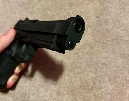 Mulher é ameaçada em bar e acusado é flagrado com simulacro de arma de fogo