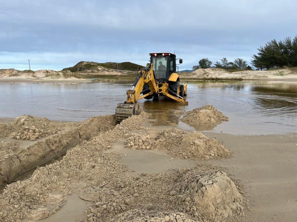 Intervenção emergencial é realizada na Praia do Gi para conter avanço do rio