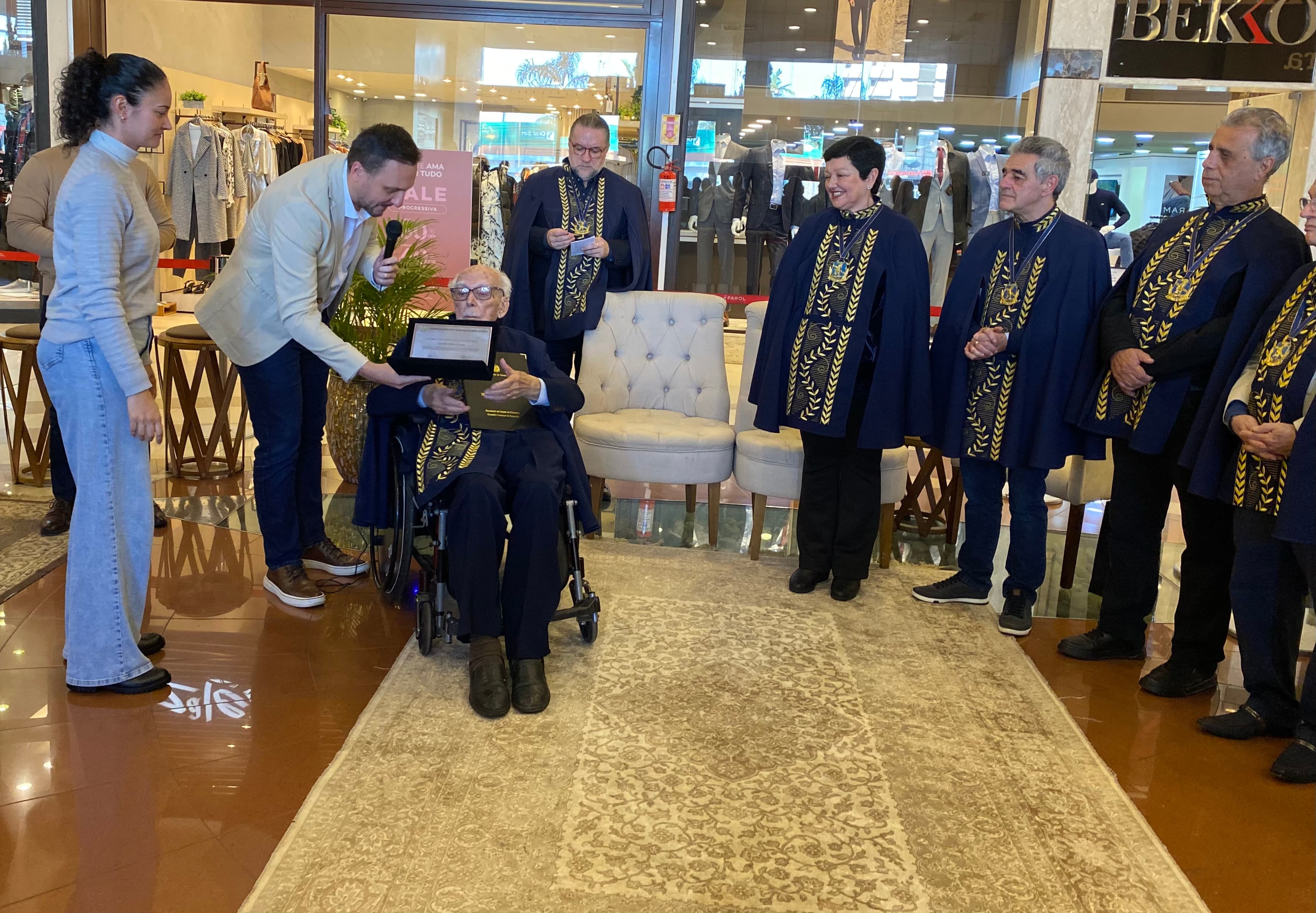 Lindomar Tournier recebe homenagens do Legislativo Catarinense e do Conselho de Educação