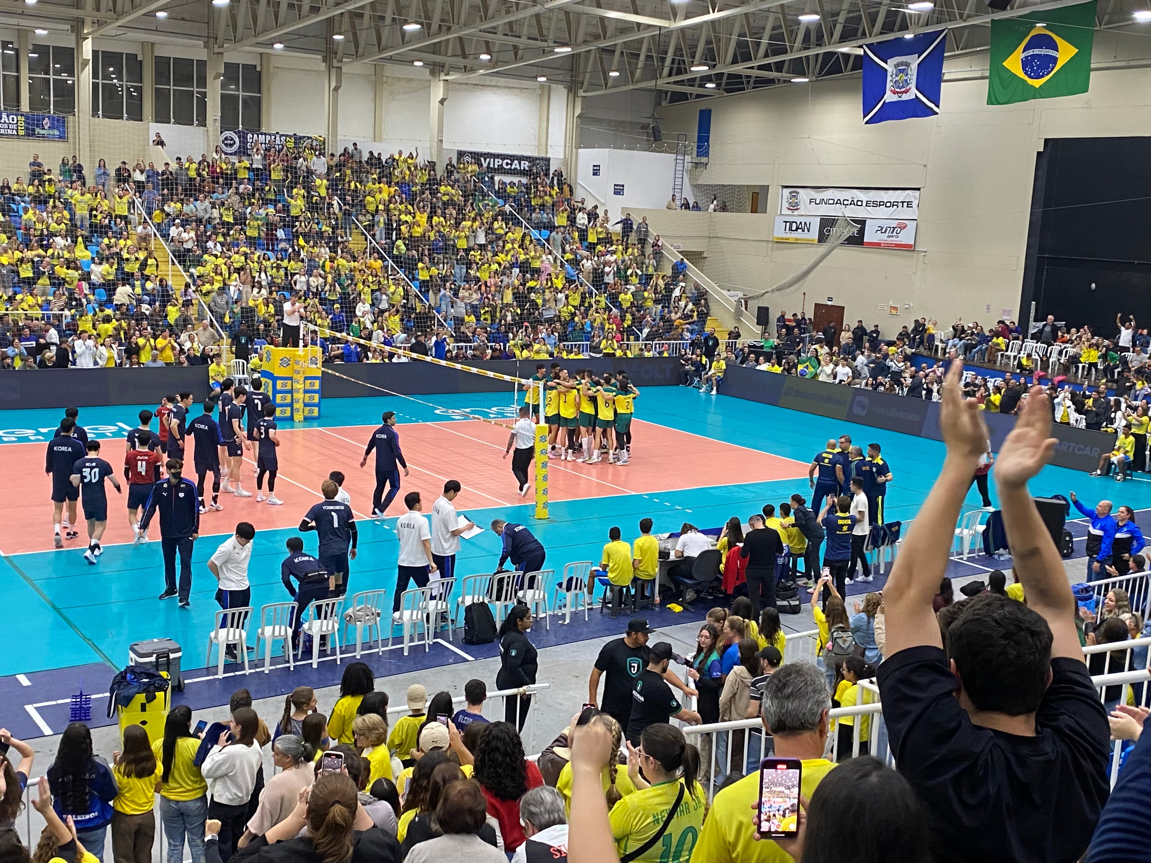 Seleção Brasileira de vôlei vence a Coreia do Sul em Tubarão com a Arena lotada