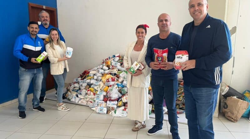 Mais de uma tonelada de alimentos é arrecadada durante amistoso internacional de vôlei