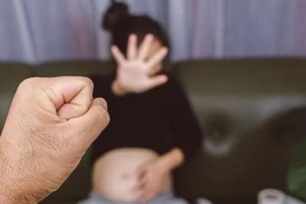 Gestante é agredida e ameaçada de morte pelo padrasto