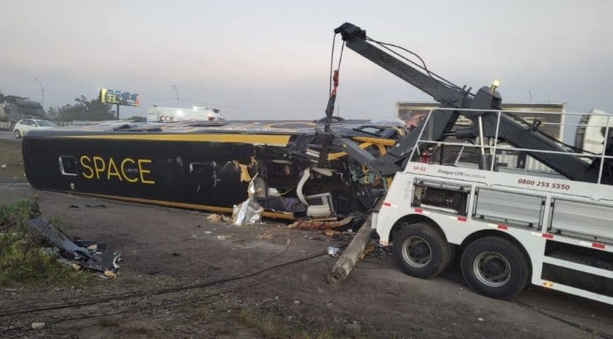 Ônibus de turismo tomba na BR-101 e deixa uma pessoa morta