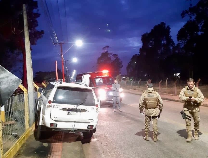 Motorista perde a consciência ao volante e bate em muro