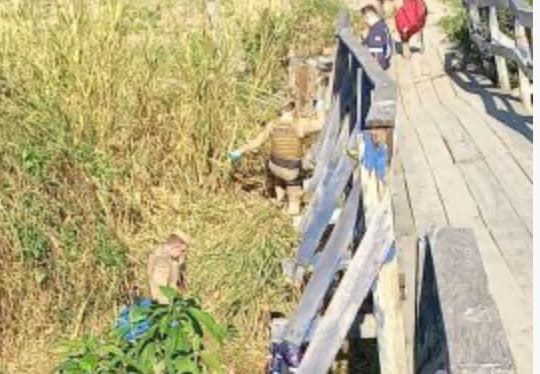 Homem é espancado por várias pessoas e deixado desacordado às margens de rio