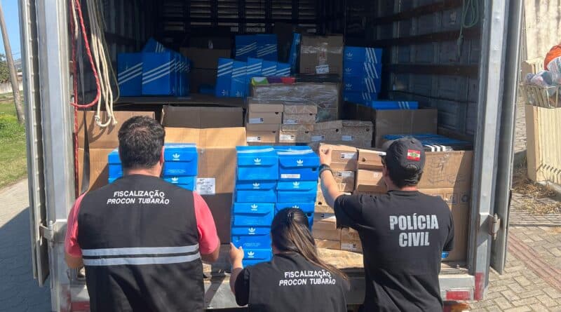 Mais de 800 pares de tênis de marca falsificados são apreendidos em residência