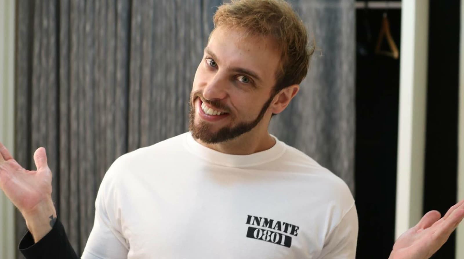 Humorista Léo Lins apresenta show em Tubarão nesta sexta-feira (22)