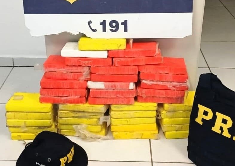 Furgão carregado com 43 quilos de cocaína é interceptado pela PRF em Tubarão