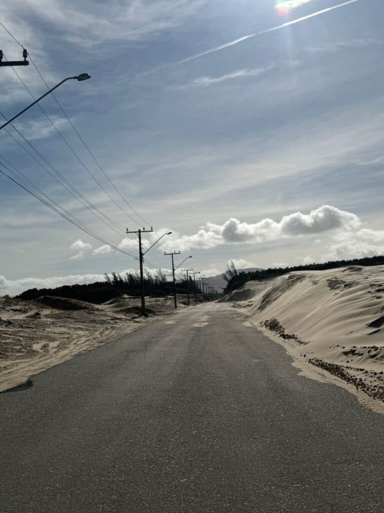 Acesso a Itapirubá Sul recebe limpeza e desobstrução