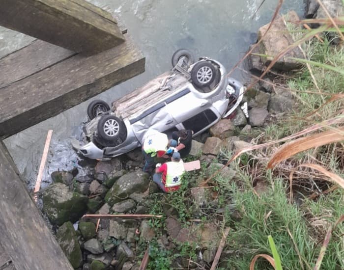 Carro cai de ponte e motorista é resgatada por bombeiros em Gravatal