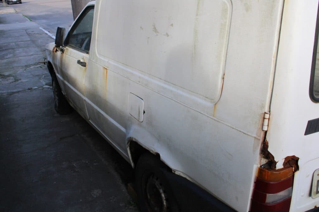 Operação Lata Velha é deflagrada para identificar e notificar veículos abandonados em vias públicas