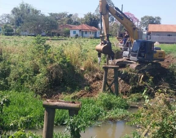 Ponte interditada é desmanchada porque pedestres continuavam atravessando