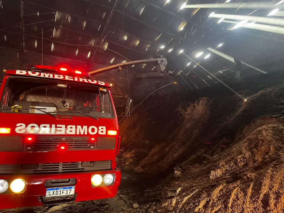 Combate a incêndio em cerâmica dura mais de dez horas