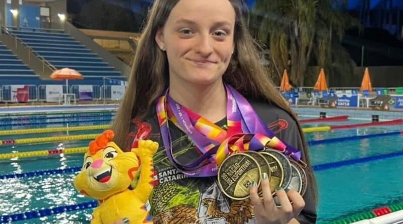 Nadadora tubaronense conquista três medalhas de ouro nos Jogos da Juventude