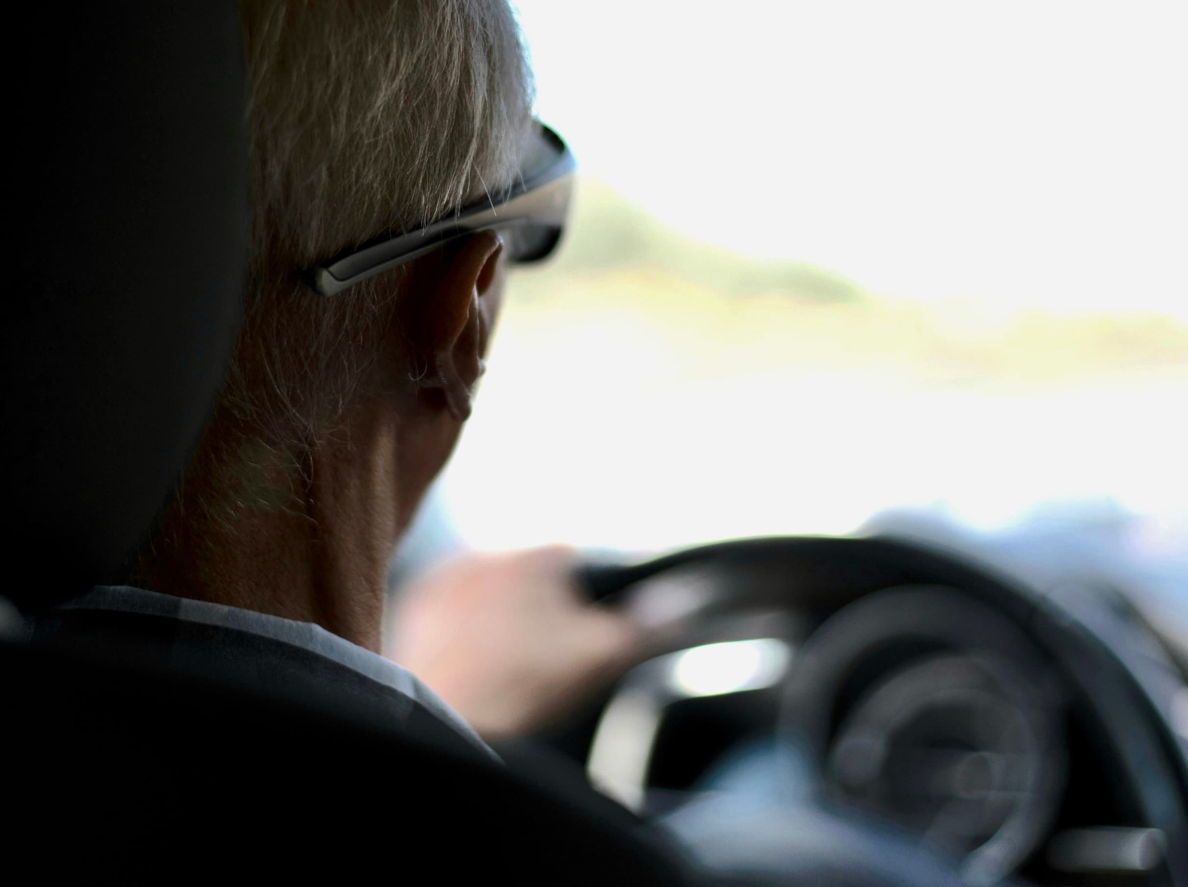 Idoso sofre mal súbito ao volante, se acidenta e não resiste