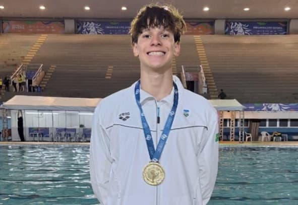 Nadador tubaronense traz medalha de ouro e recorde do Sul-americano Juvenil