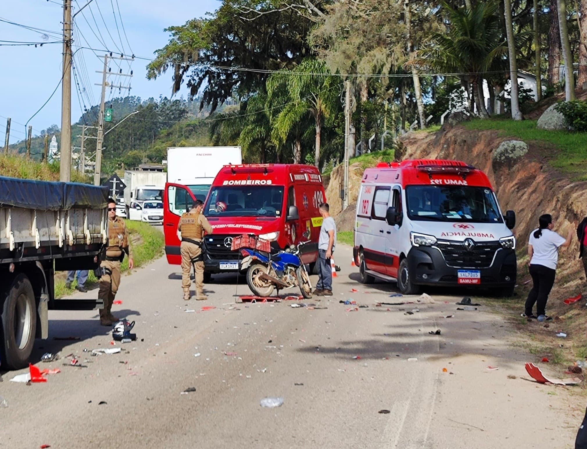 Motociclista bate de frente com carreta e não resiste aos ferimentos