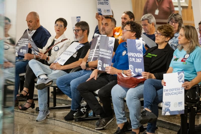 Licença remunerada para professores ACTs cuidarem de filhos avança na Alesc