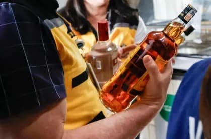 Procon de Tubarão recebe treinamento para identificar bebidas adulteradas