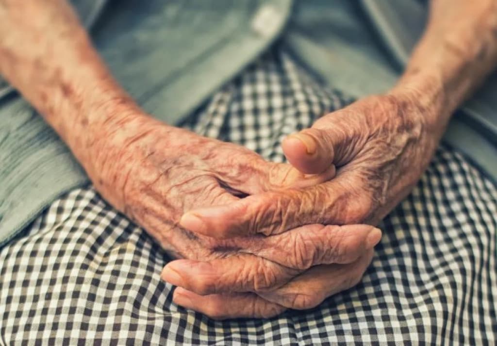 Idosa de 73 anos é rendida por criminosos encapuzados e armados