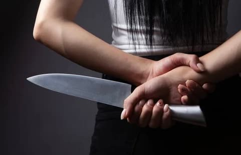 Homem de 43 anos fica em estado grave após levar várias facadas da filha