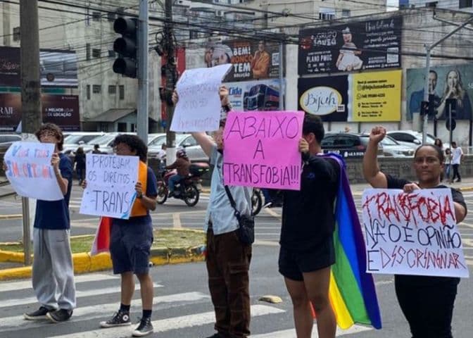 Após protesto, estudante trans de Tubarão terá banheiro neutro à disposição na escola