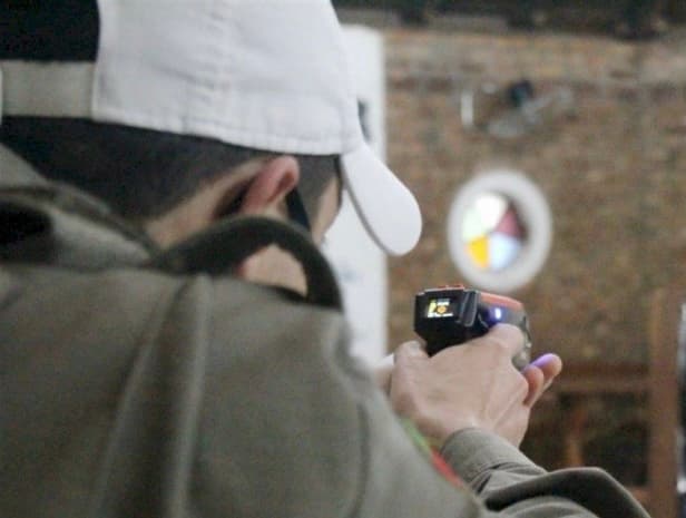 Homem que ameaçava a esposa é contido pela PM com arma de choque