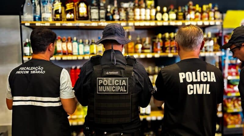 Cerca de 200 garrafas de bebidas são apreendidas em Tubarão durante fiscalização