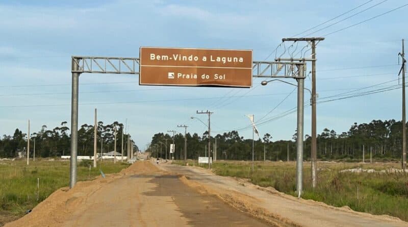 Postes são realocados para pavimentação da estrada da Praia do Sol