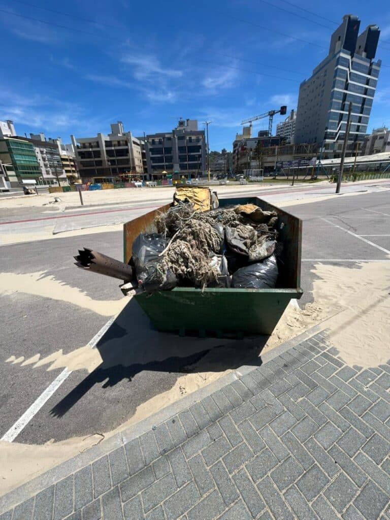 Mutirão de limpeza retira uma tonelada de resíduos da orla do Mar Grosso