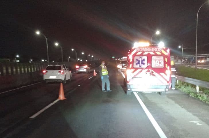 Motociclista morre após colisão com carro na BR-101, em Pescaria Brava