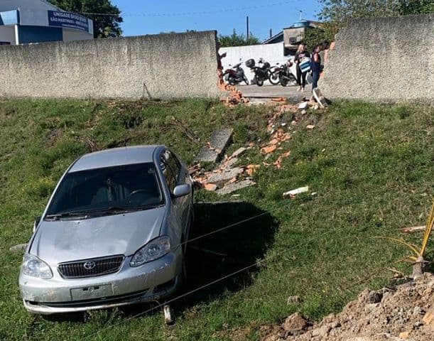 Carro perde controle e atinge muro de posto de saúde em Tubarão