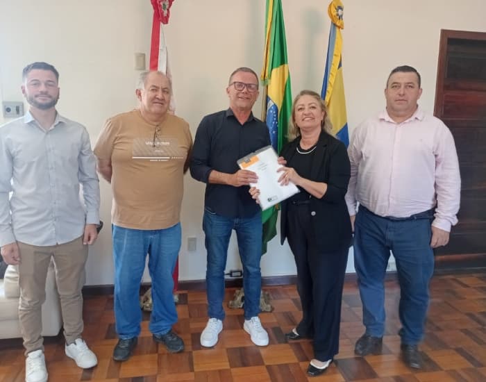 Sindicato dos servidores de Capivari de Baixo entrega proposta de nivelamento salarial