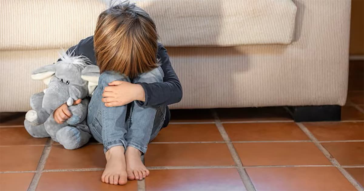 Criança de 2 anos chega machucada na creche e pai é preso acusado de agressão