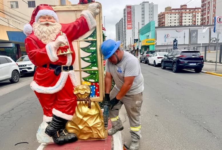 Tubarão começa a receber iluminação e decoração de Natal