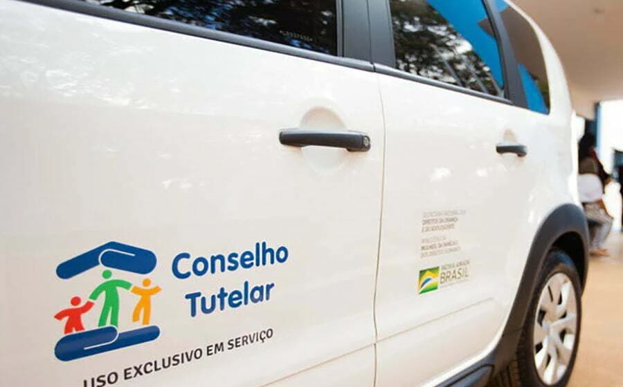 Três crianças são encontradas em situação precária em casa de traficantes